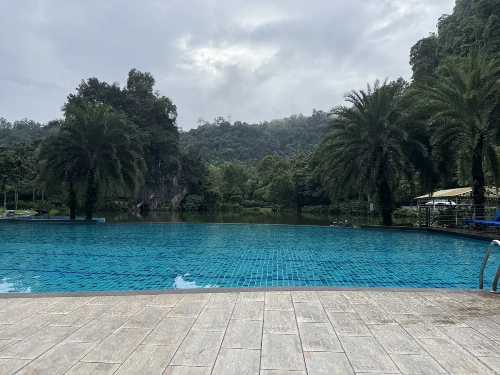 岩山を望むインフィニティプール