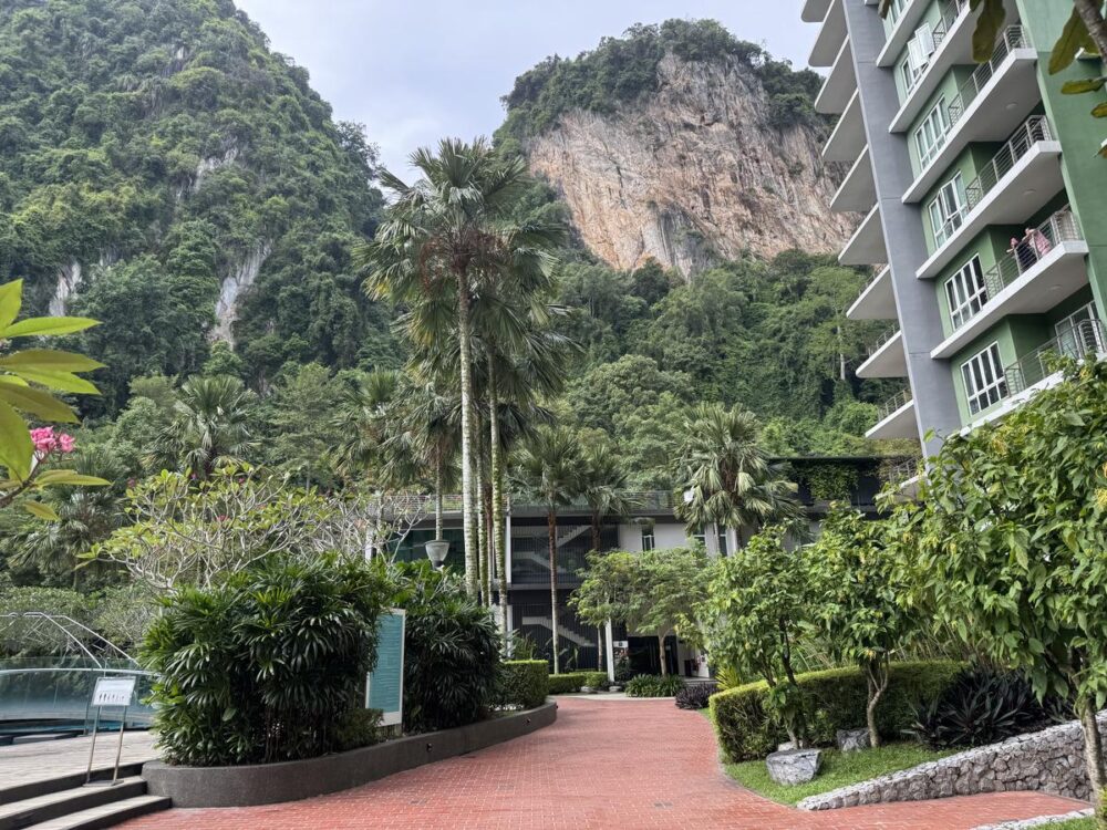 岩山に囲まれたリゾートの敷地