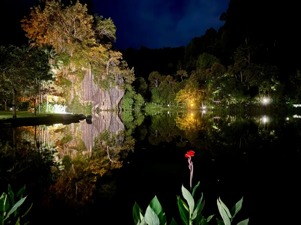 ライトアップされた夜の湖と岩山