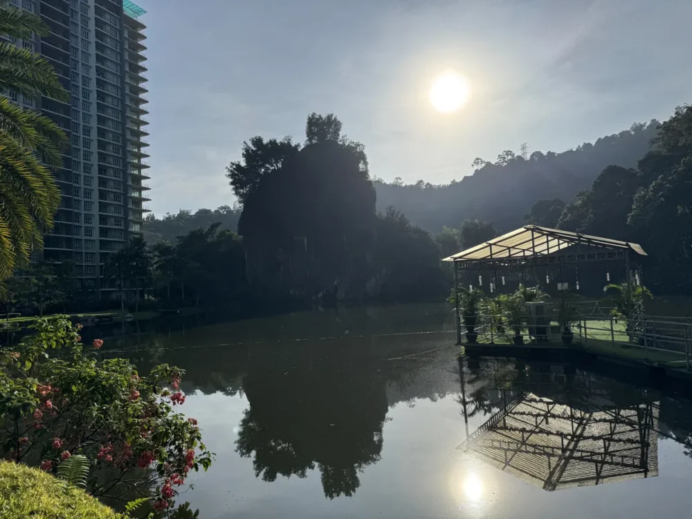 朝霧の中に浮かぶ岩山と湖