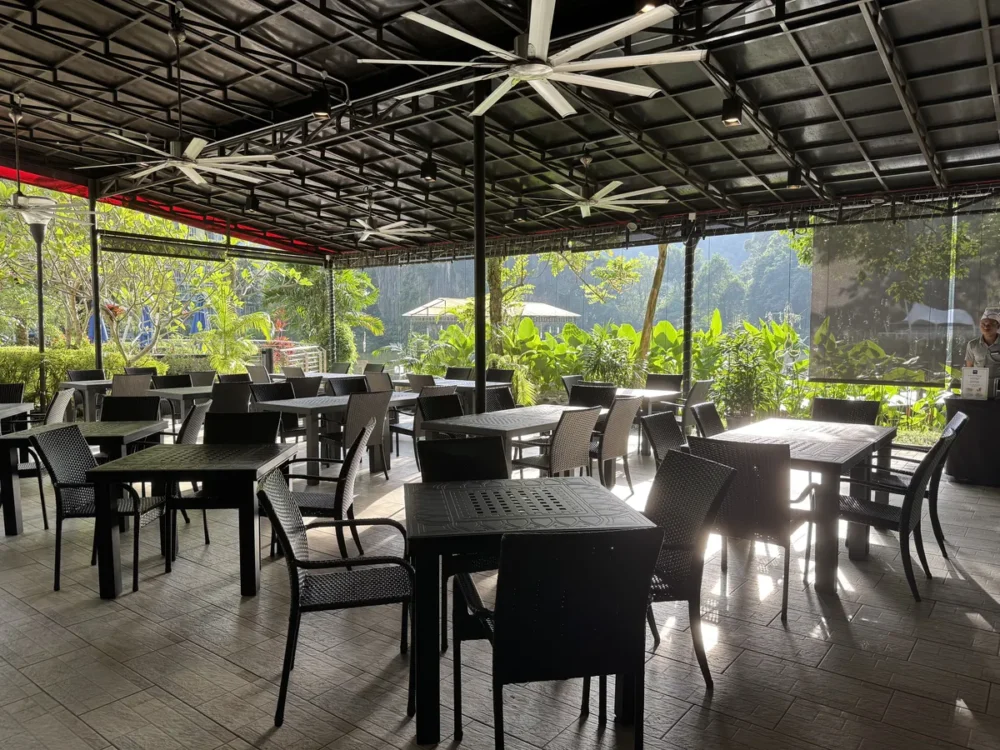 緑に囲まれた朝食テラス