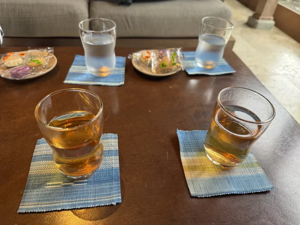 ウェルカムドリンクと島の菓子