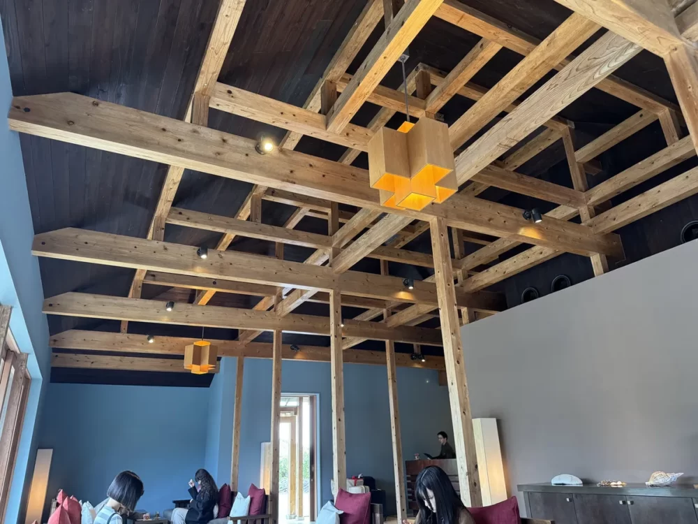 竹富集落の梁組みが印象的な館内