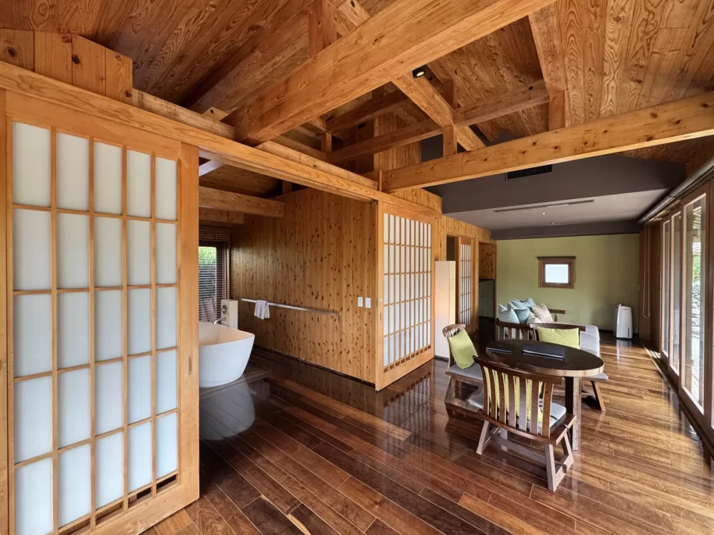 ズーキ客室の全景と檜風呂