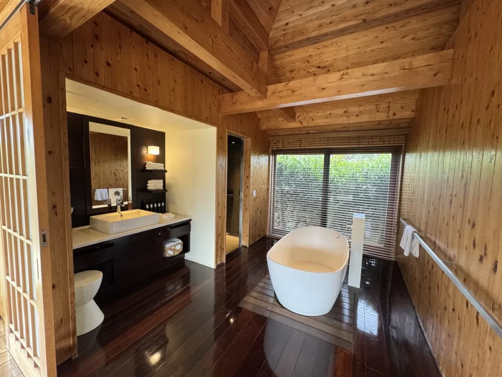 開放感のある浴室と猫足バスタブ