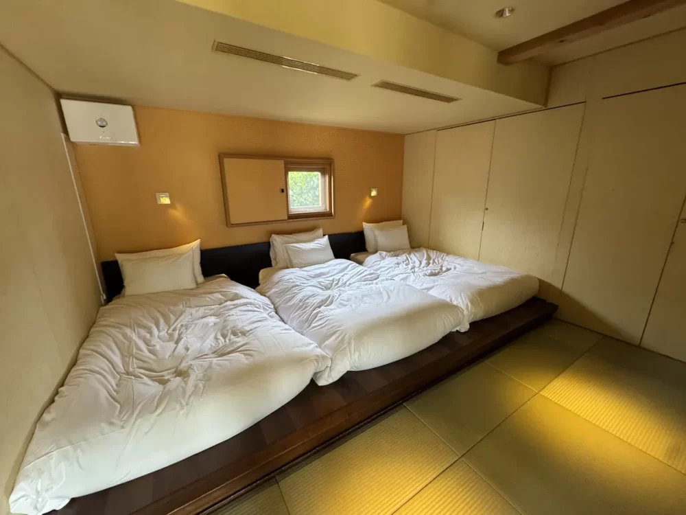 3名分のベッドが並ぶ和モダンな寝室