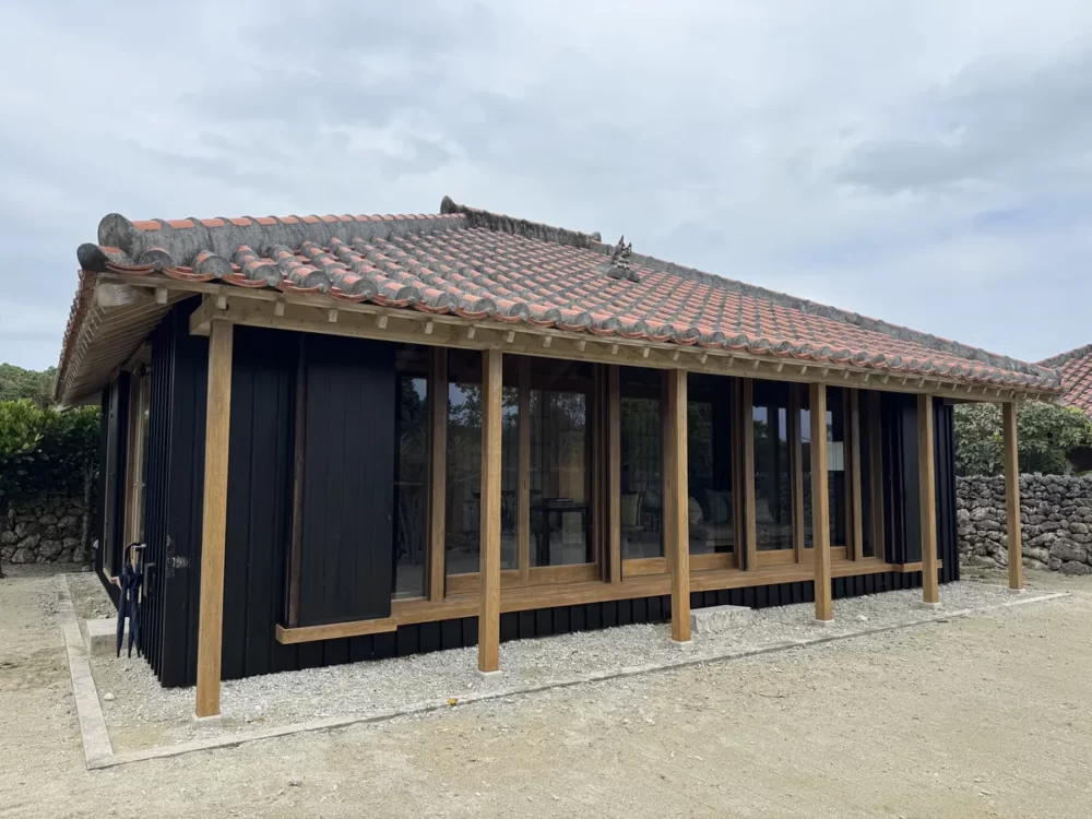 琉球赤瓦と木格子のヴィラ外観