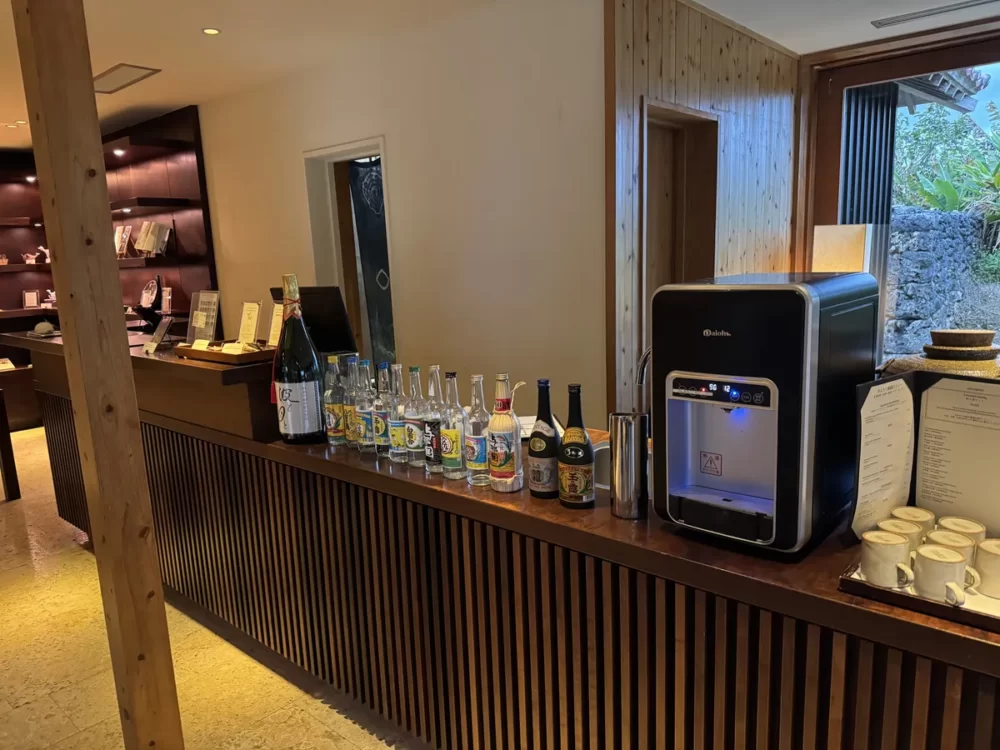 ゆんたくラウンジの泡盛セルフバー