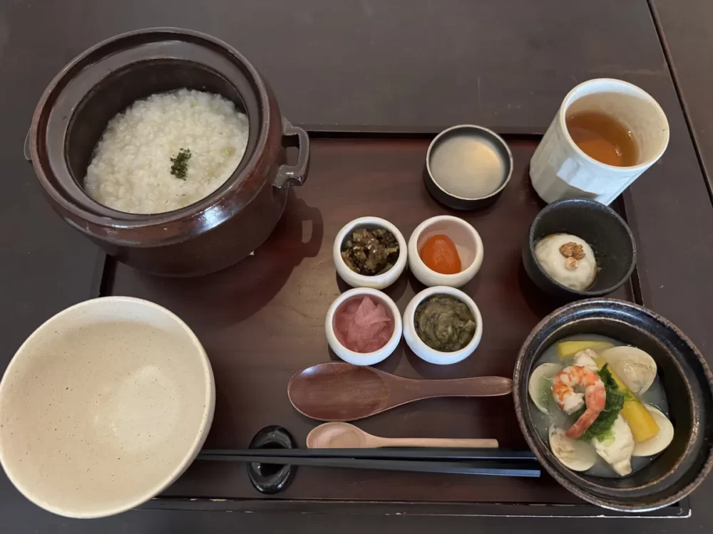 島人粥朝食の土鍋と小鉢