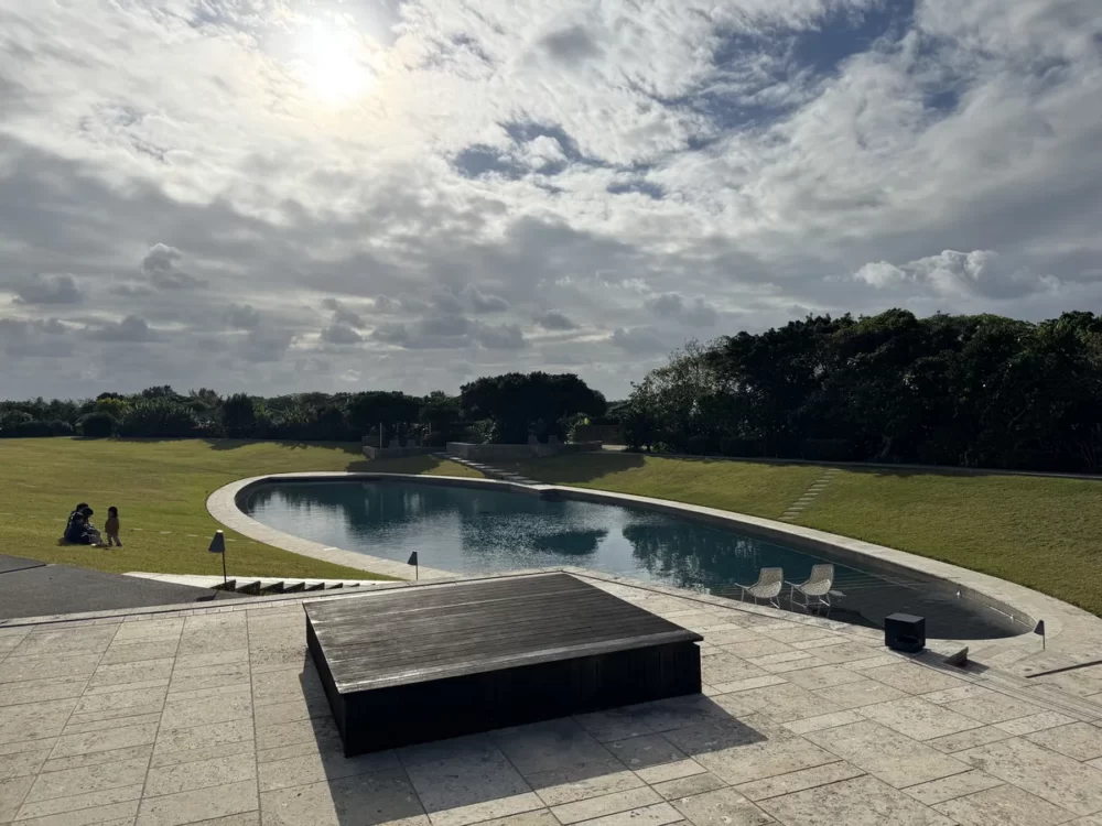 プールと島並みの眺望