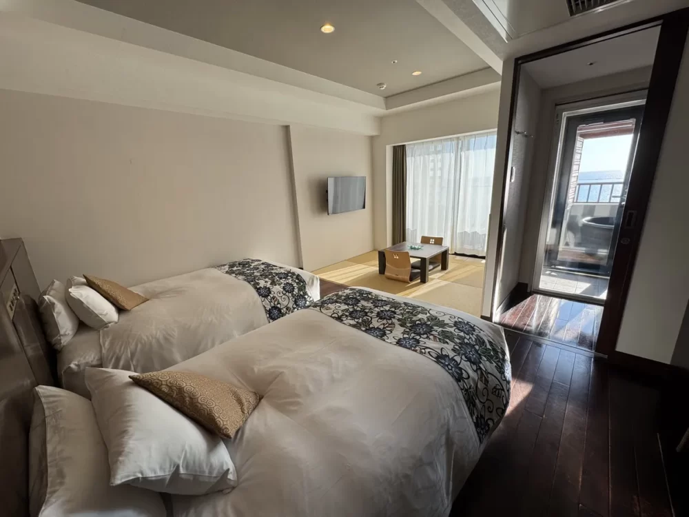 ツインベッドと畳スペースのある和洋室