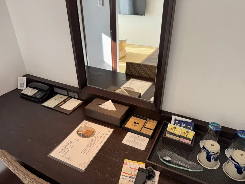 陶器の湯呑みが置かれたデスク周り