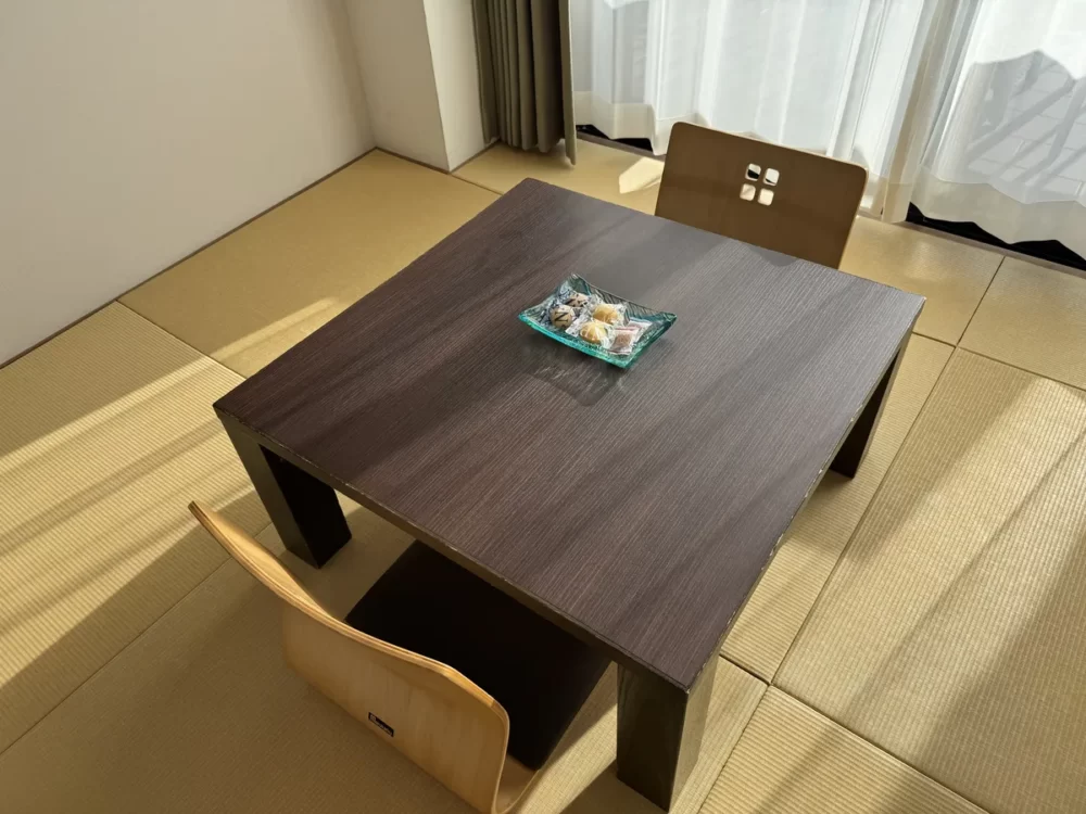 畳スペースのローテーブルとお茶菓子