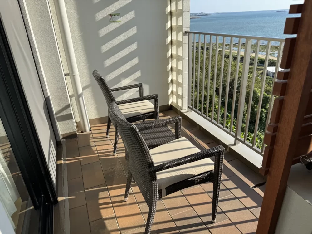 バルコニーの椅子とテーブル