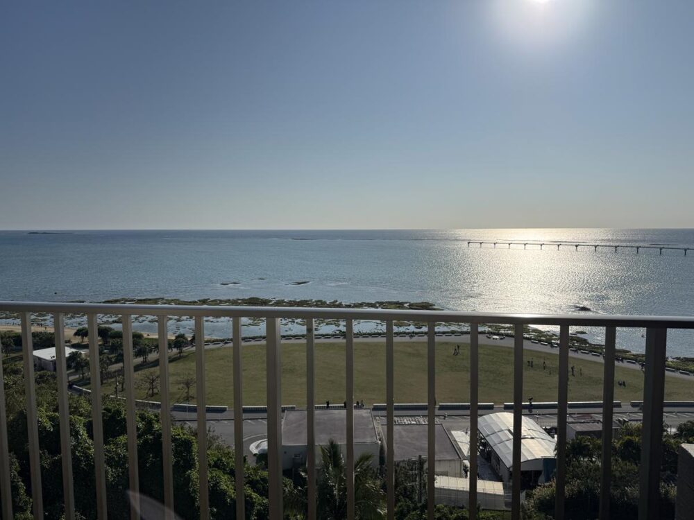 バルコニーから望む東シナ海と空港連絡橋