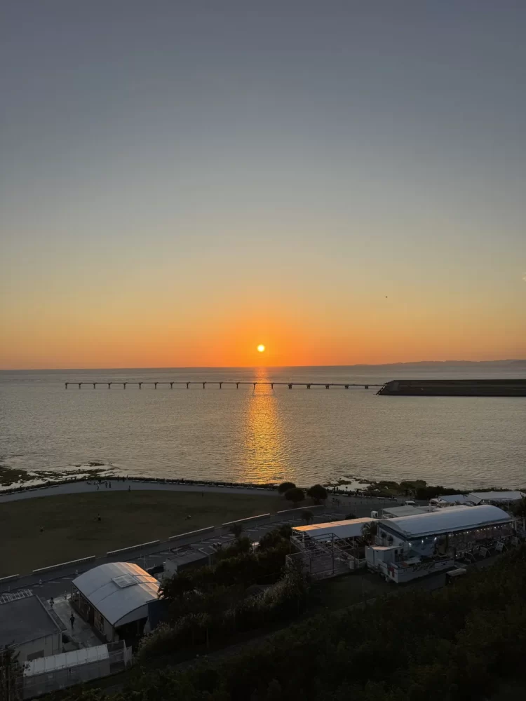 客室から眺める東シナ海の夕日