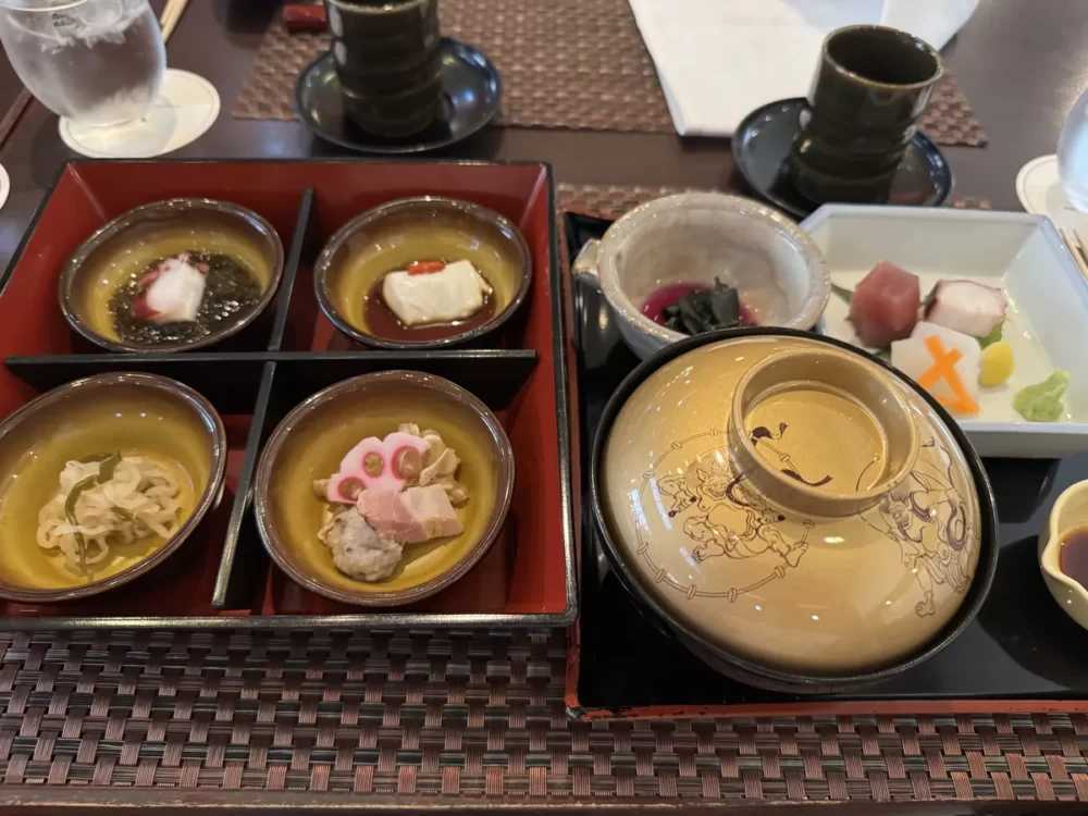 小鉢と刺身の夕食膳