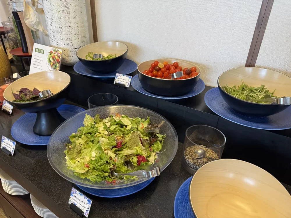 朝食ビュッフェの野菜サラダコーナー