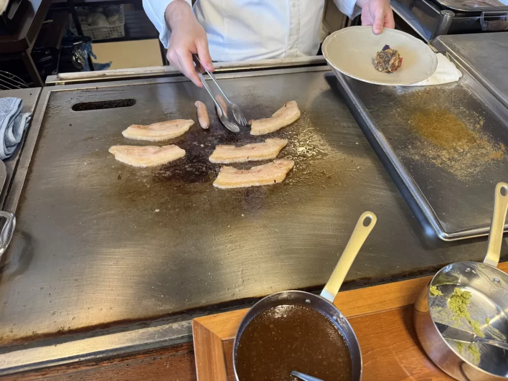 ライブで焼かれる島豚ウィンナー