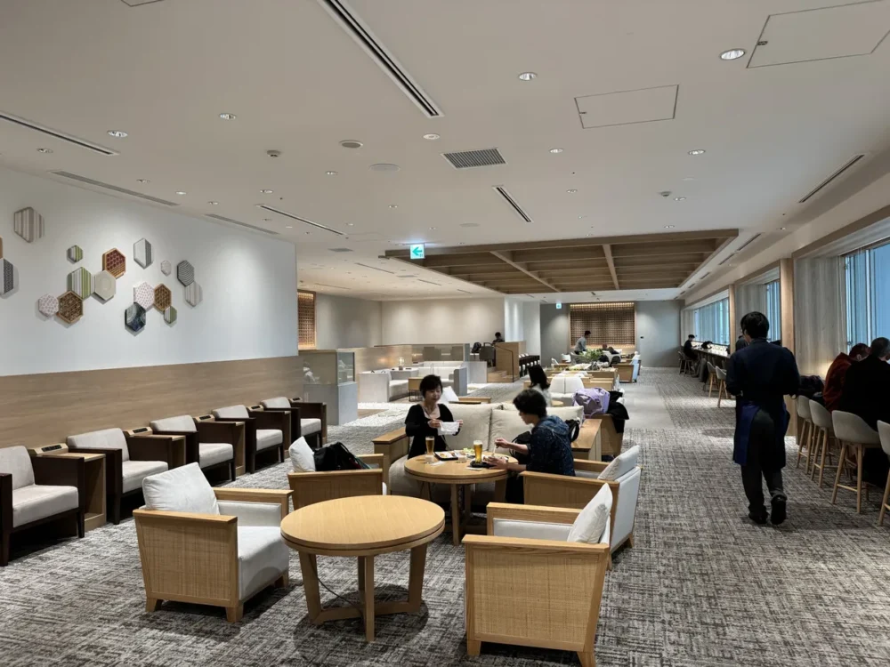 六角形のウォールアートが印象的なソファエリア