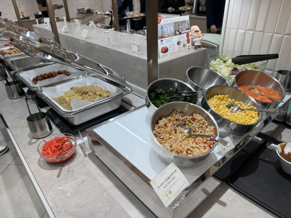 チャーハンやサラダが並ぶビュッフェ台