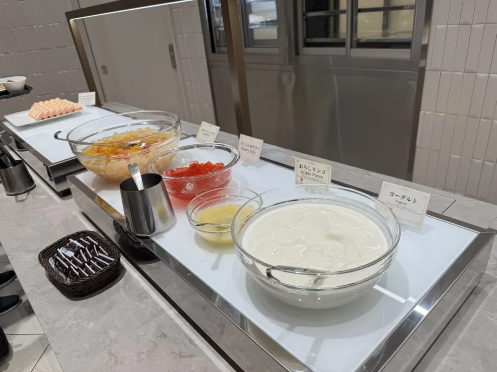 ヨーグルトやフルーツのデザートコーナー