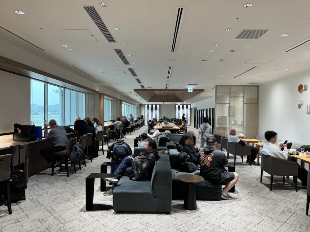 窓際カウンターとソファ席が並ぶラウンジ内部