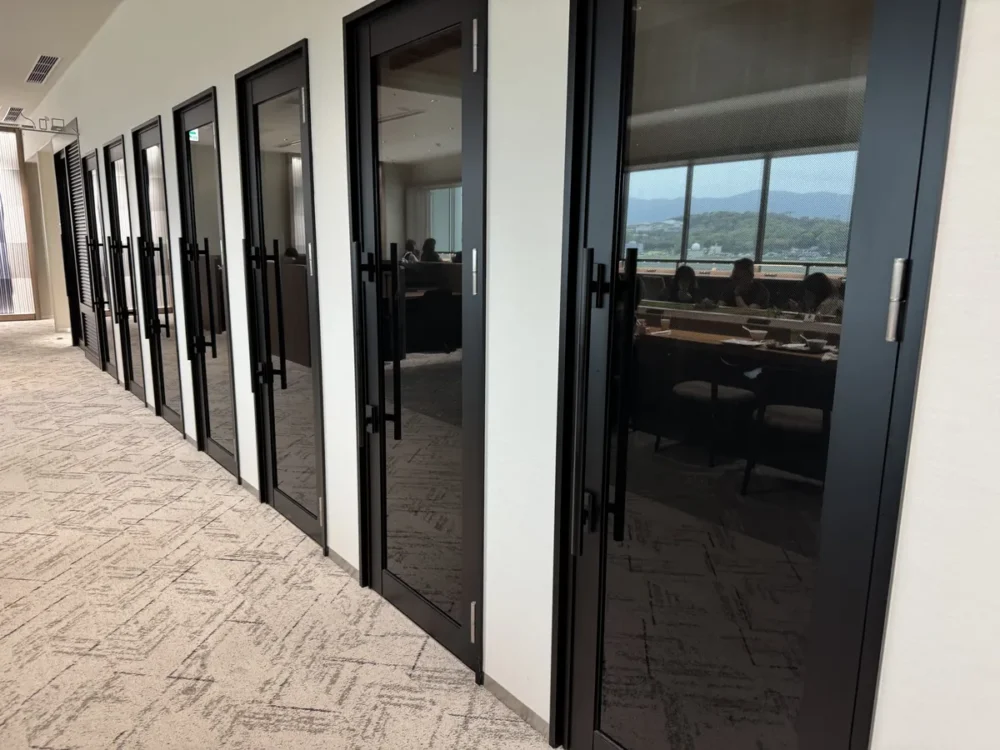 ガラス扉の個室ワークブース