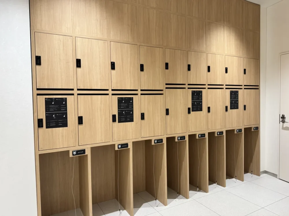 荷物固定ストラップ付きのロッカー