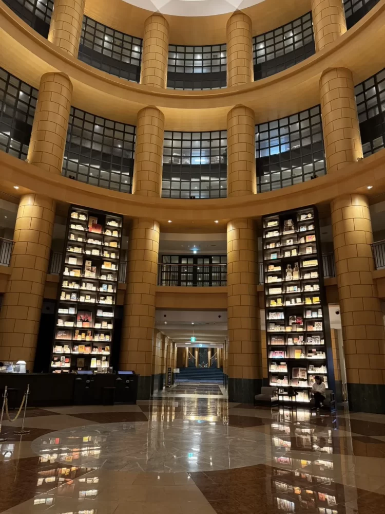 ザ・ベーシックス福岡のロビー吹き抜けと巨大な本棚