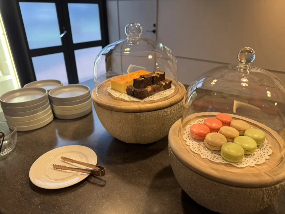 クラブラウンジNOMBREのスイーツ（マカロンとブラウニー）