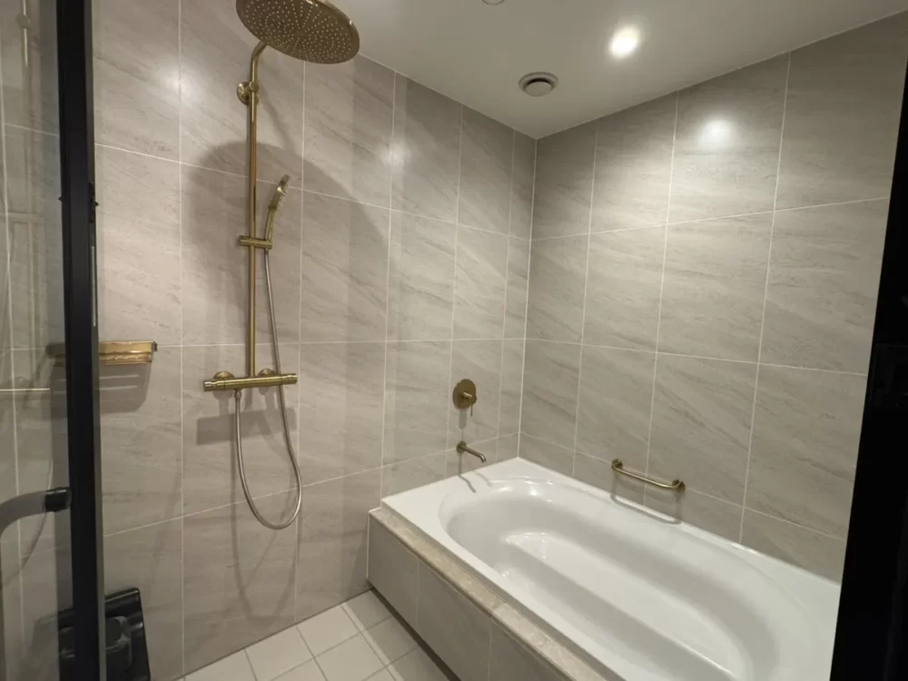 ザ・ベーシックス福岡 Episode6のバスルーム（レインシャワーとバスタブ）