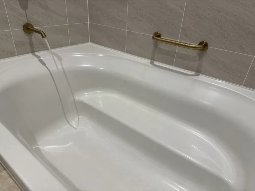 ザ・ベーシックス福岡のバスタブ（ステップ付きで座って入れる設計）