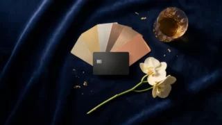 ネイビーベルベットに並ぶ6色のホテルキーカードとマットブラックのクレジットカード