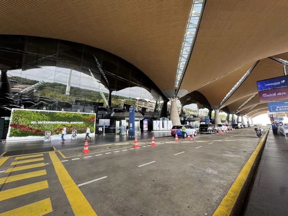 クアラルンプール国際空港T1の波形屋根が特徴的な出発階エントランス外観
