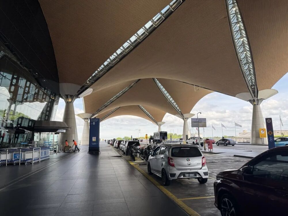 KLIA T1のDoor 8降車エリアでANAチェックイン入口付近