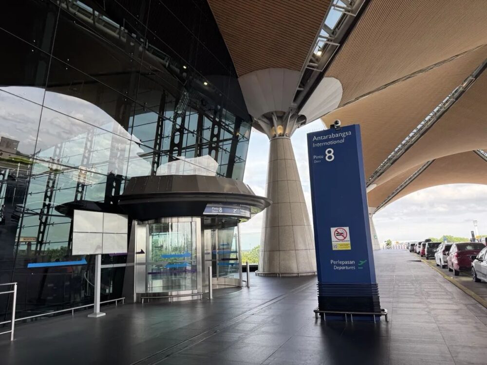 KLIA T1のDoor 8入口、Antarabangsa International Departures看板
