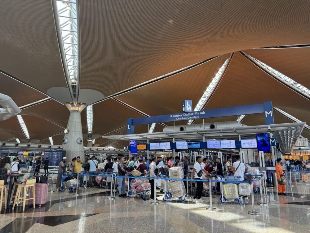 KLIA T1チェックインホール全景、LレーンとMレーンの天井サイン