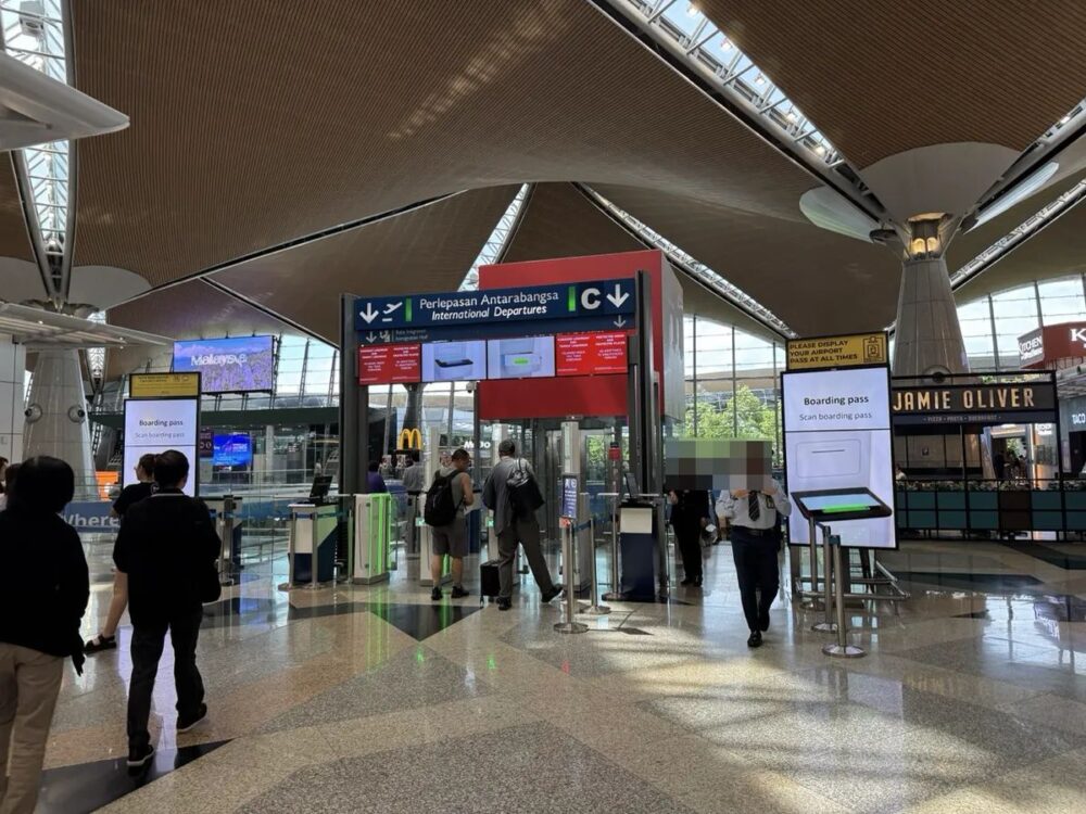 KLIA T1のInternational Departures自動化ゲート前、ボーディングパスをスキャンする入口