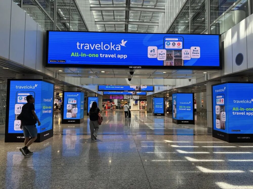KLIAイミグレ通過後の通路、Travelokaのデジタル広告が並ぶエリア