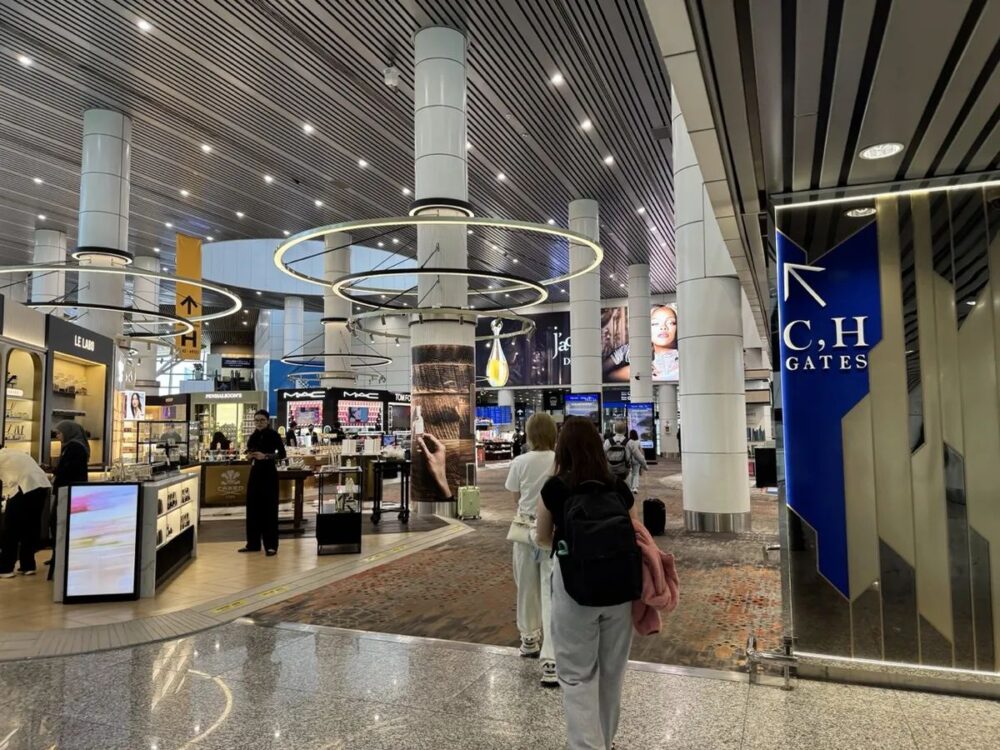 KLIA出発エリアのデューティーフリーゾーン、Gate C・Hへの方向案内