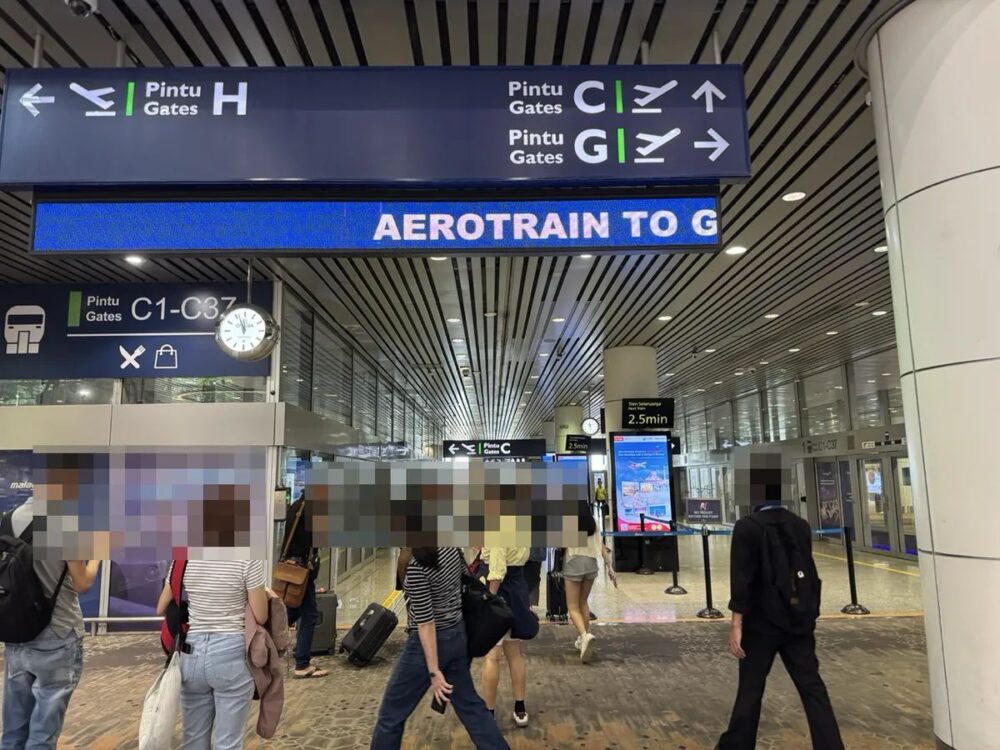KLIA T1のAerotrain乗り場案内、次便2.5分表示でGate C・G・H方面