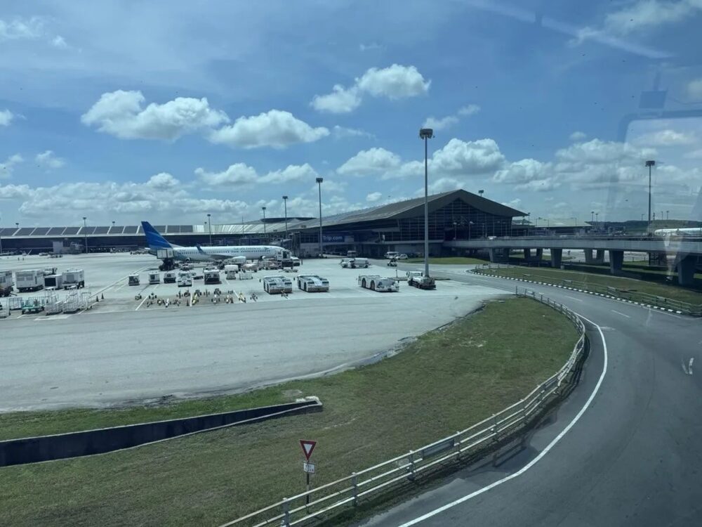 Aerotrain車窓から見たサテライトターミナル外観、Garuda Indonesia機体駐機
