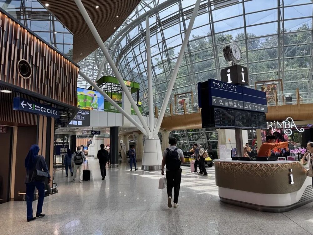 KLIAサテライトターミナル内、RIMBAレストランとGate C案内、Jungle Boardwalkを背景に