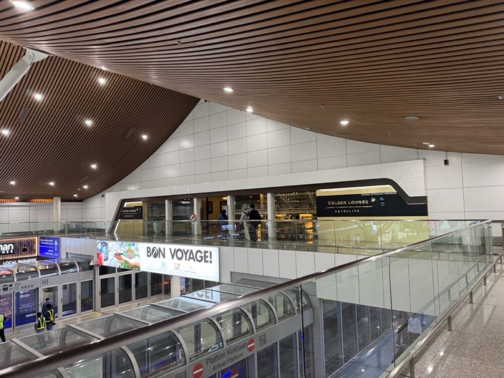 KLIA サテライトターミナル2階にあるゴールデンラウンジ サテライトの外観、エアロトレイン駅の上に位置する