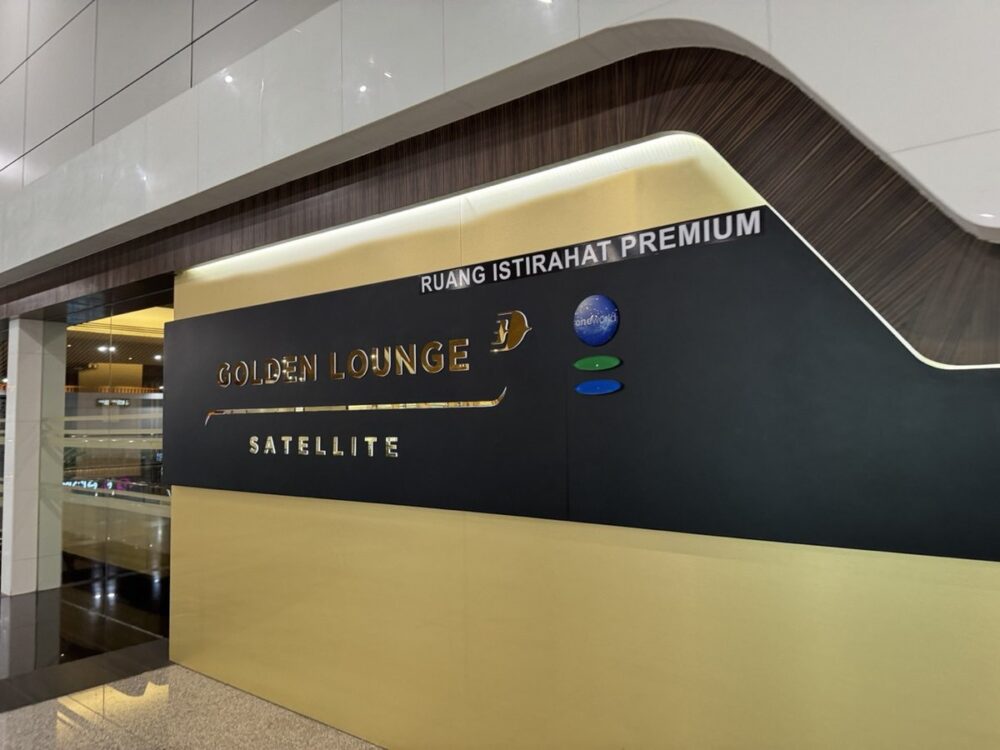 oneworldロゴ入りのGOLDEN LOUNGE SATELLITEの入口サイン、Ruang Istirahat Premiumの表記