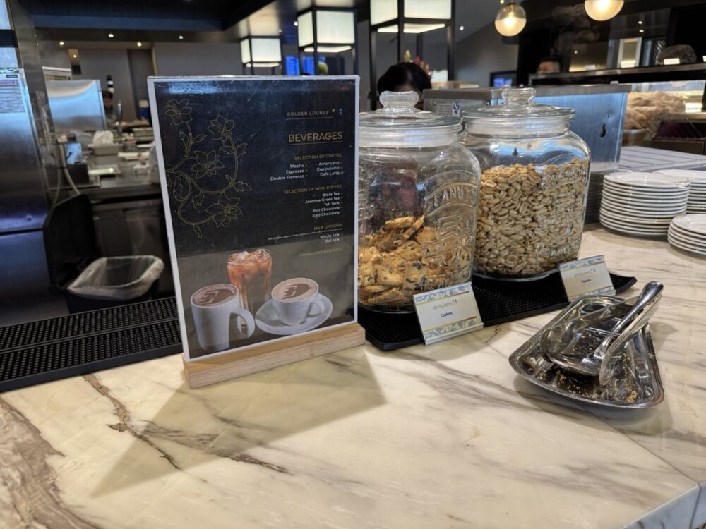 ゴールデンラウンジのBEVERAGESメニュー表、コーヒーとノンコーヒーの種類、ミルクオプションが記載されている