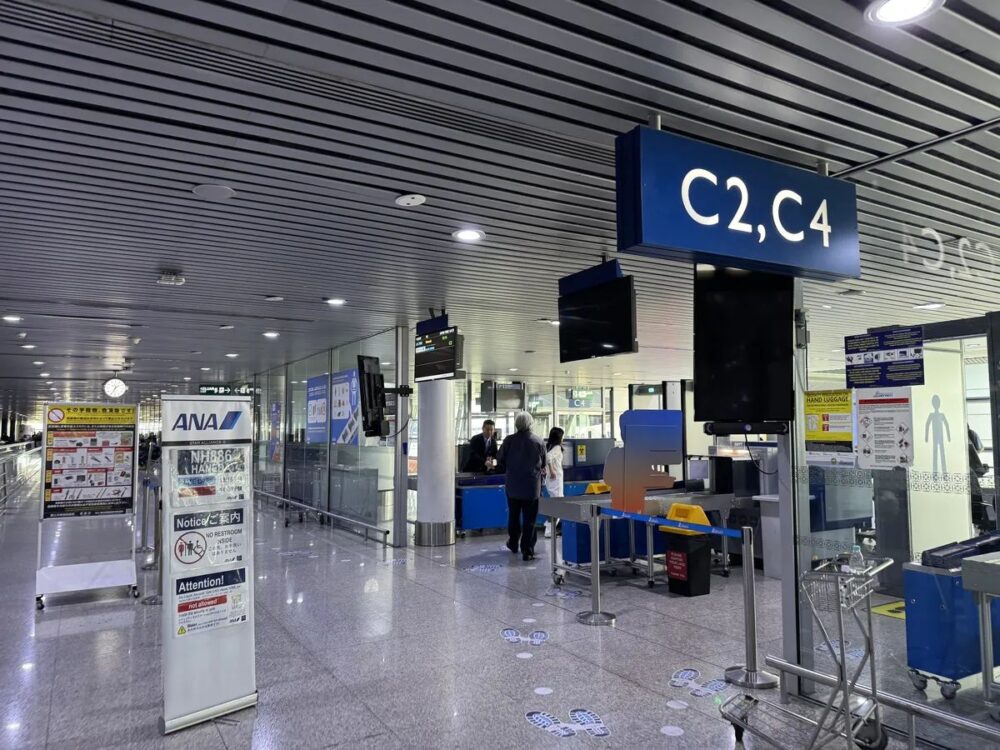 KLIAサテライト Gate C2 C4前のセキュリティチェック、ANA看板と液体禁止サイン