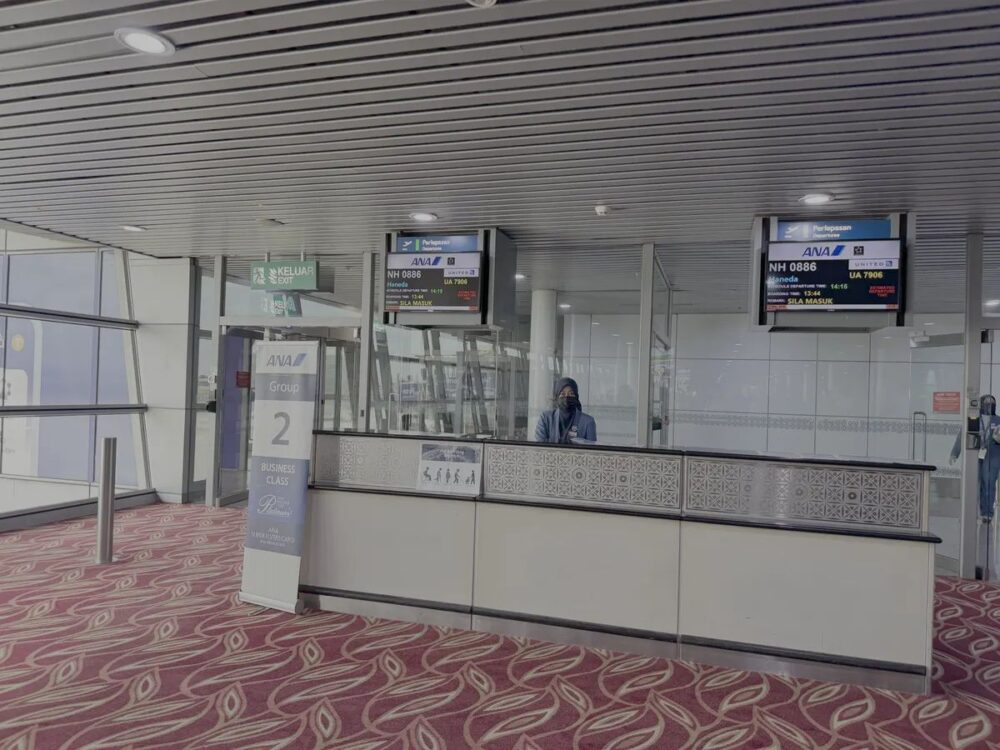 KLIAサテライト Gate C2の搭乗カウンター、ANA NH 0886便とUA 7906コードシェア表示