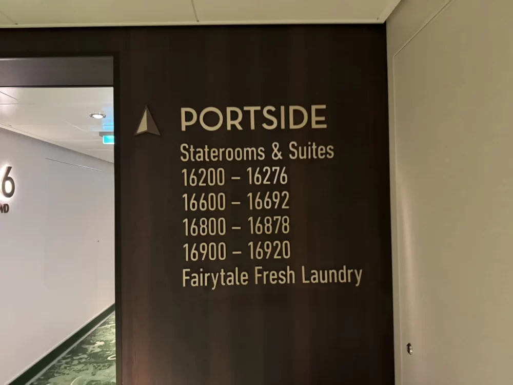 デッキ16の案内表示。PORTSIDE と客室番号、ランドリーの案内
